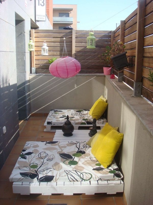 terrass balkong-gjorda av träpallar möbler själv