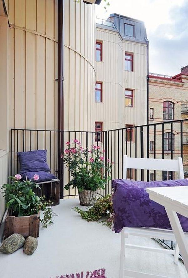 balkong med utsikt designidéer kasta kuddar vit stol