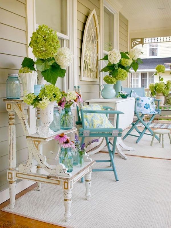 Balkongmöbler-vintage stil-blomkrukor på väggdekorationen