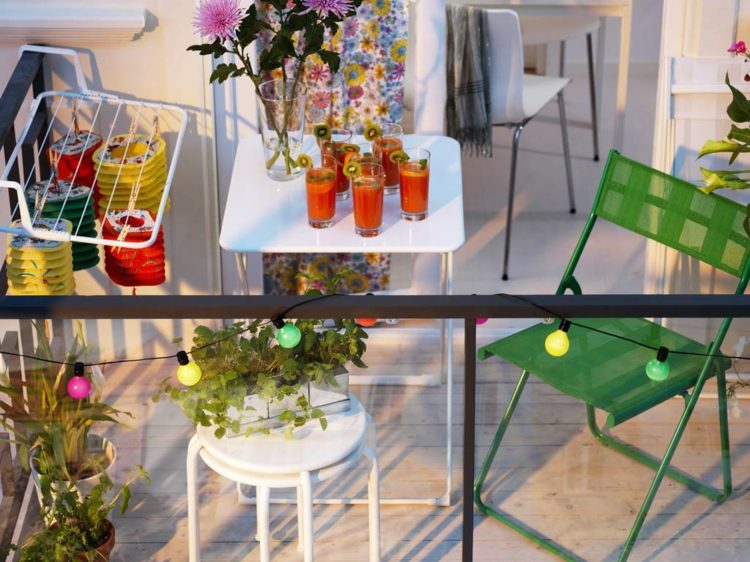 Dekorera balkongen fest-idé-hopfällbar-stol-grön-vit-pall