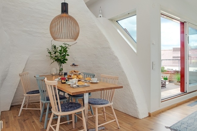 takvåning skandinavisk matplats möbler i ljust trä