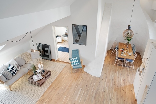 lägenhet i skandinavisk stil trägolv ljusa färger