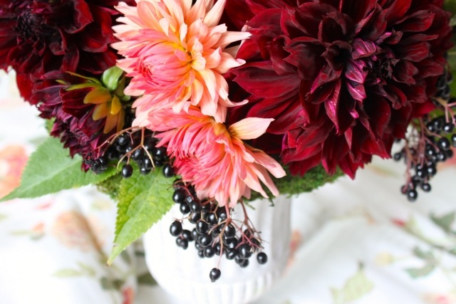 dahlias färger porslin vasbordsbordsdekoration