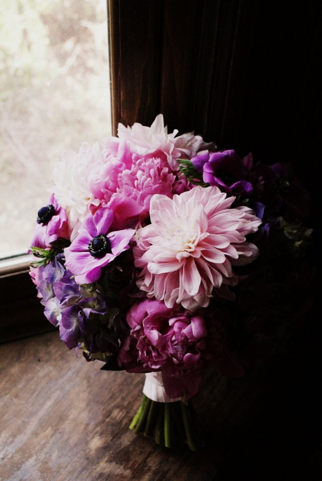 bukett blommor sommar dahlior delikat rosa färg lila hortensior