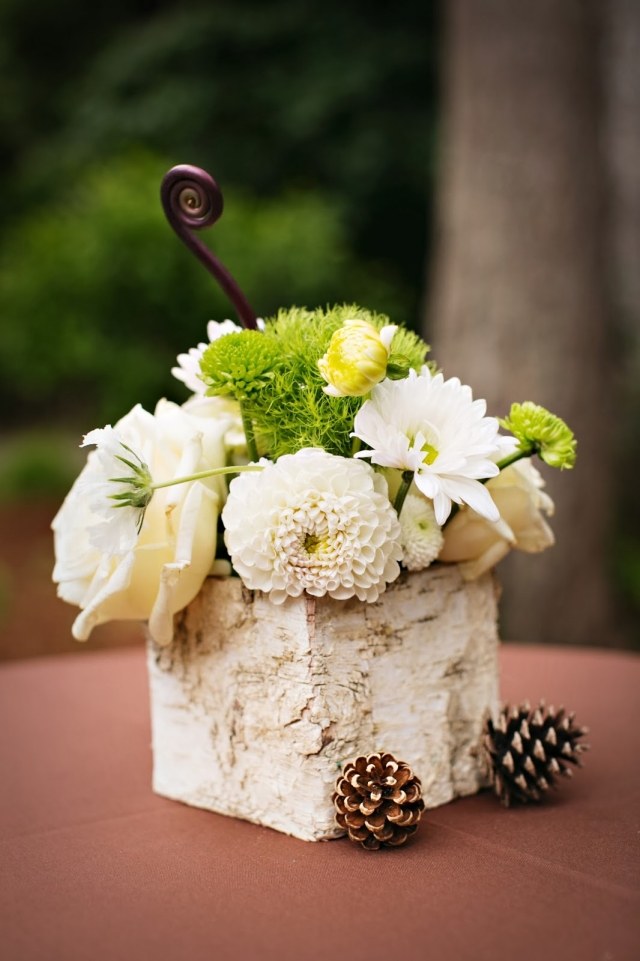 blomsterarrangemang vita blommor dahlior rosor krysantem