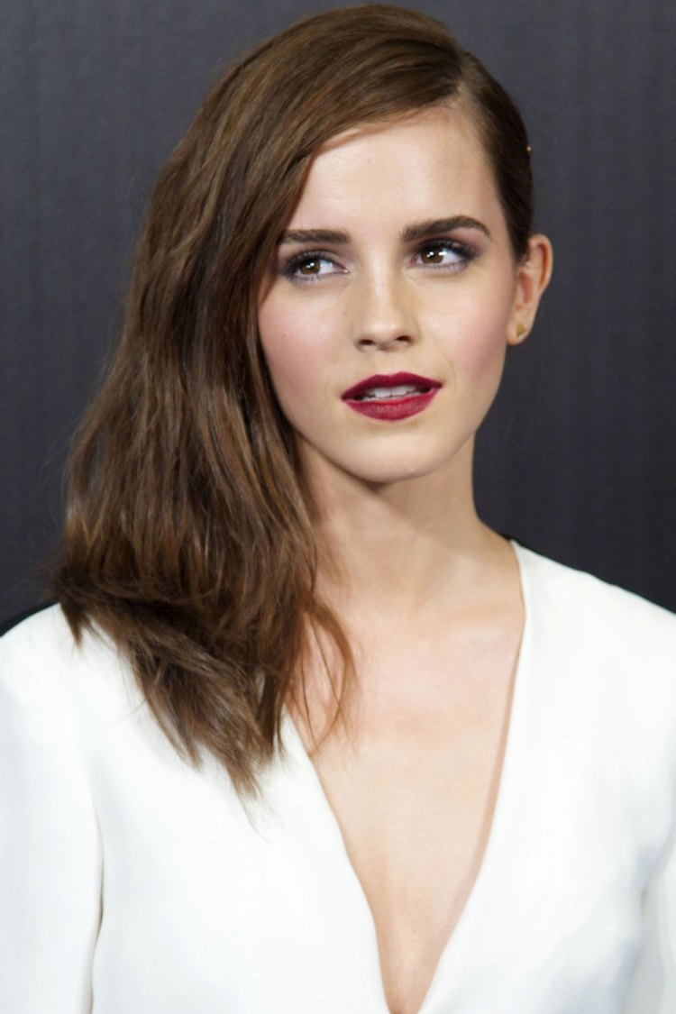 damer-frisyrer-trender-2014-kändisar-hallon-rött-läppstift-vit sida-avsked-Emma-Watson