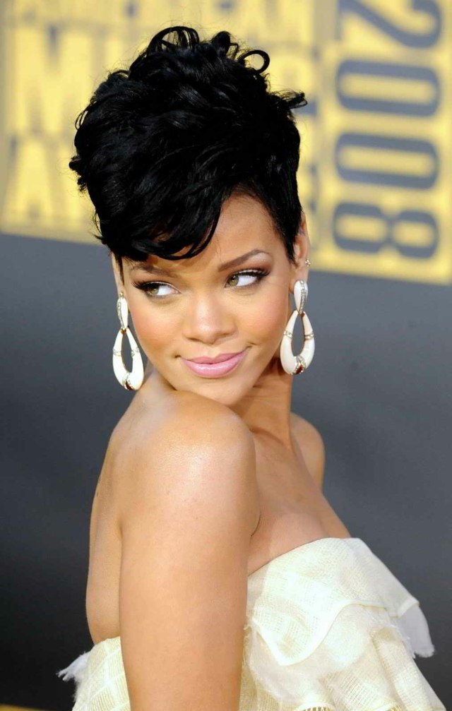 vita örhängen-axelbandslös-klänning-Rihanna-med-bulle