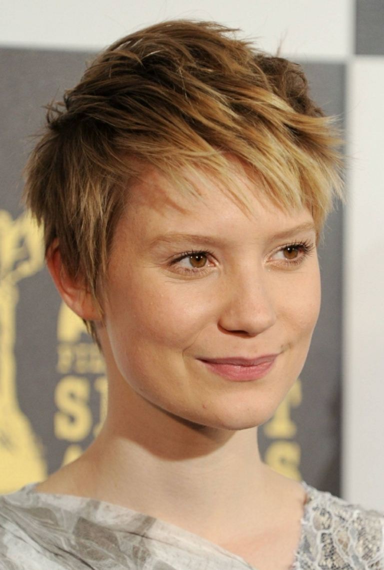 damer kort frisyr blond rak lugg fräck mia wasikowska