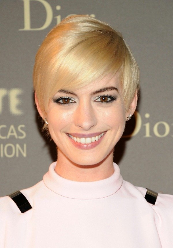 Dam-kort-frisyr-med-sido-lugg-Anne-Hathaway