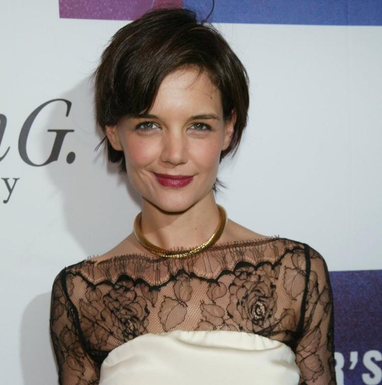 Katie-Holmes-kort-frisyr-sidoseparering-sluttande smällar