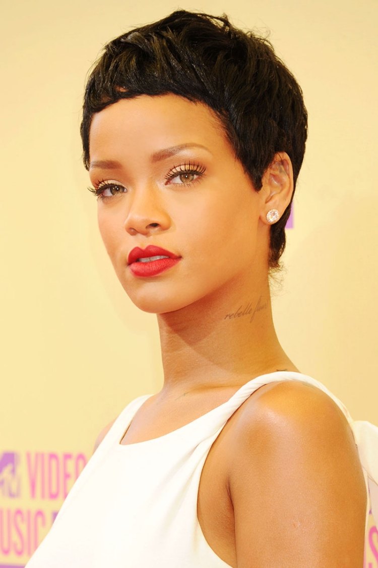 damer-kort-frisyrer-bobhårig-rihanna
