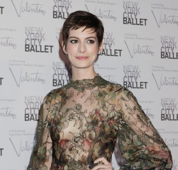 anne-hathaway-pixie-frisyr-lugg