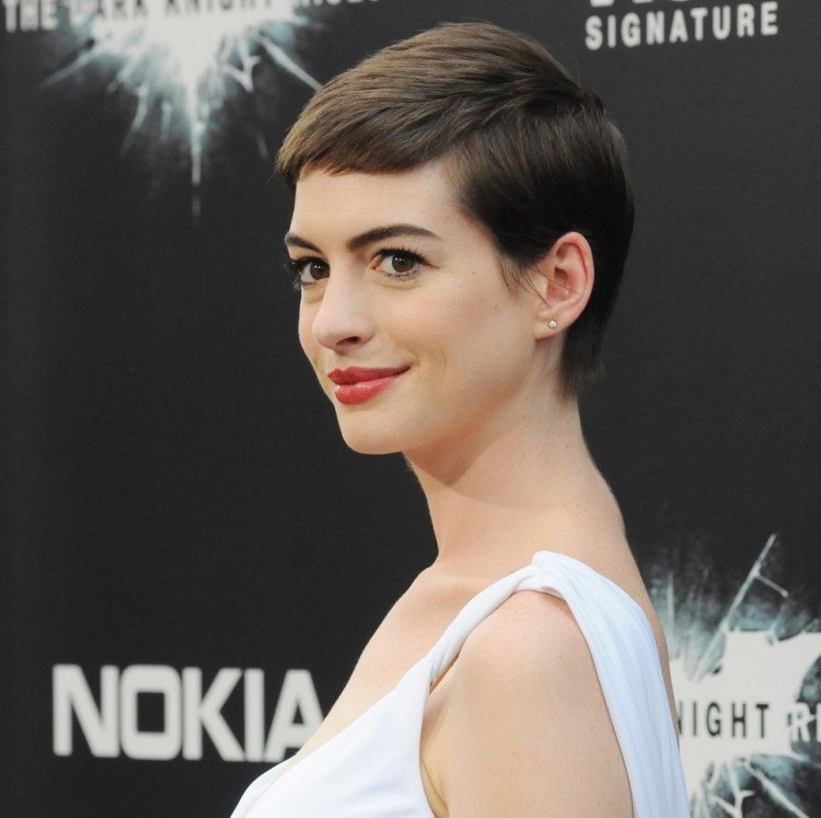 anne-hathaway-damer-kort-frisyr-bob-huvud
