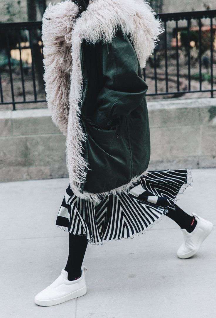 dam-parka-vinter-mode-kombinera-svart-vit-klänning-sneaker