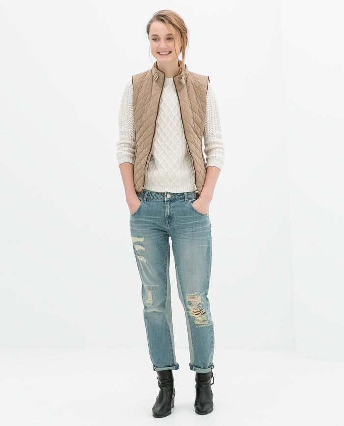 beige-färgade quiltade väst-sportjeans-svarta-stövlar