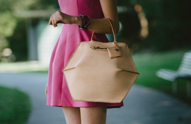 Fyrkantig handväska-ljus-beige-rosa-klänning