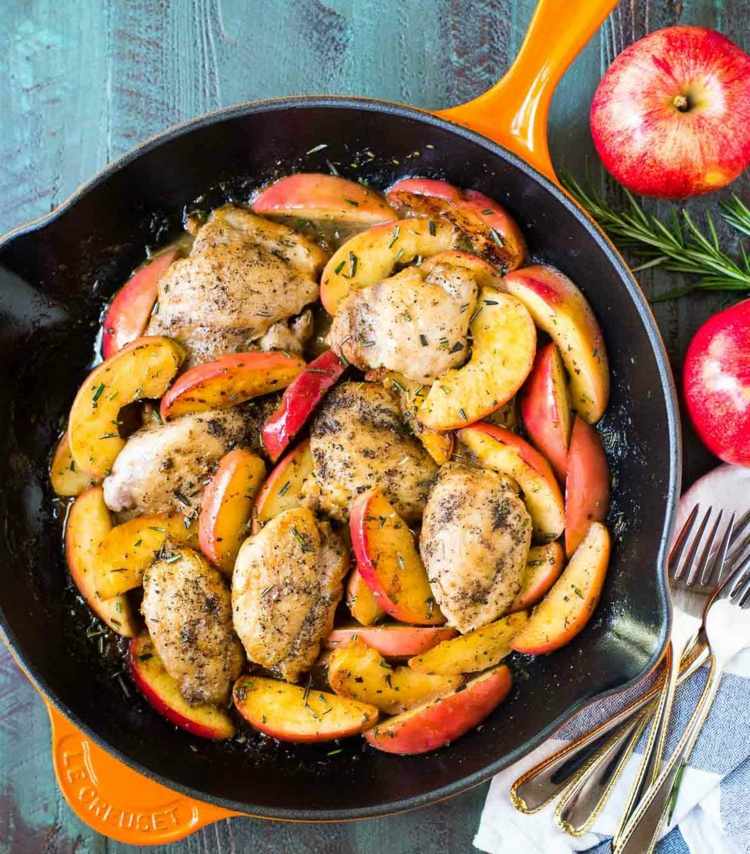 ångkokare-recept-kycklingbröst-kött-panna-äpplen-skär-hela-kökshandduk-äpple-rosmarin-kvist