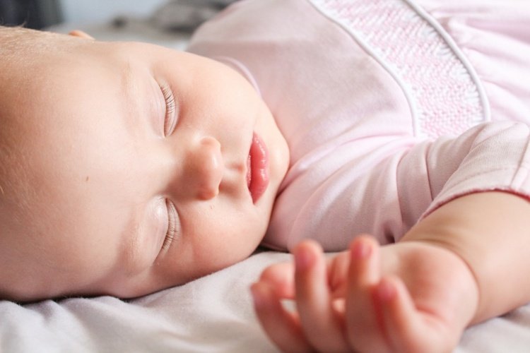 När lär spädbarn och småbarn att sova hela natten?