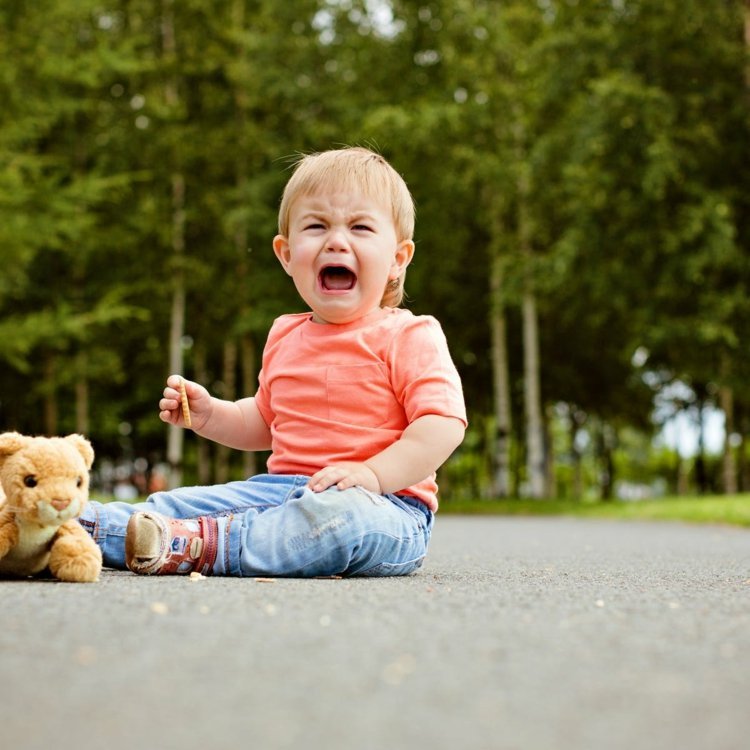 Småbarn kan ha perioder av trots och gråta när som helst och behöver tröst och tillgivenhet