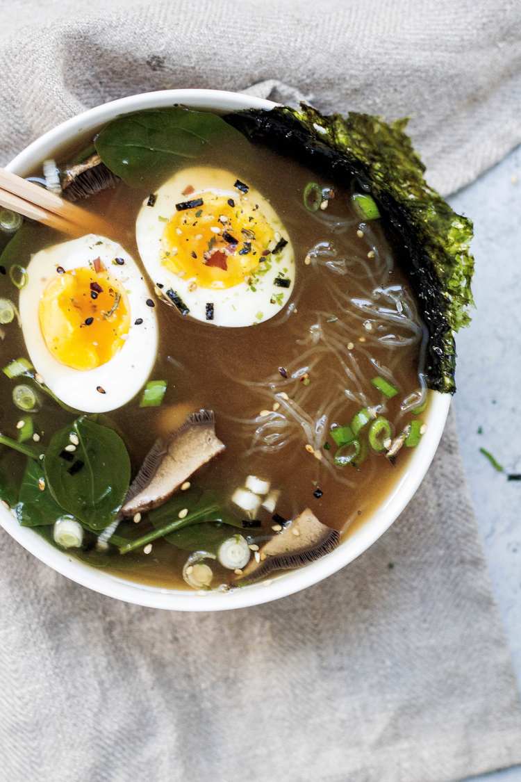 Bygg upp tarmfloran efter antibiotika ramen benbuljongägg gröna