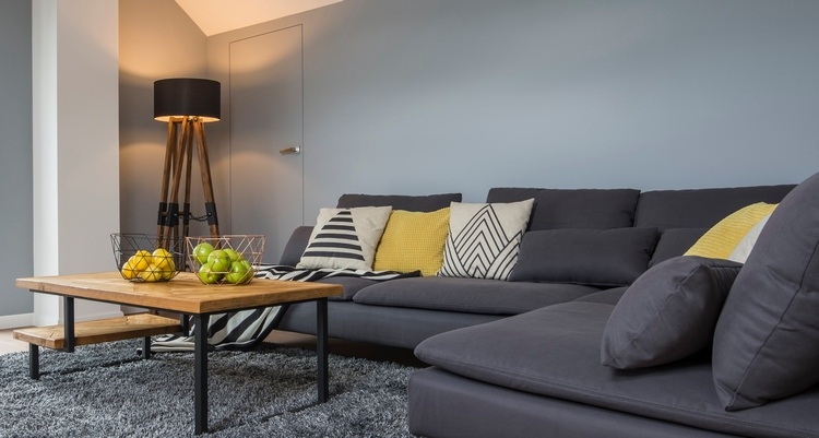 gult och grått är idealiska färger för det moderna vardagsrummet