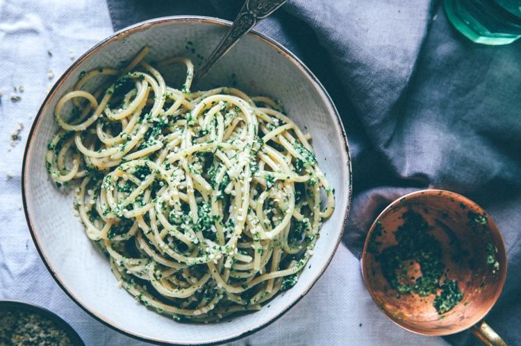 Spaghetti med grön pesto med skalade hampafrön