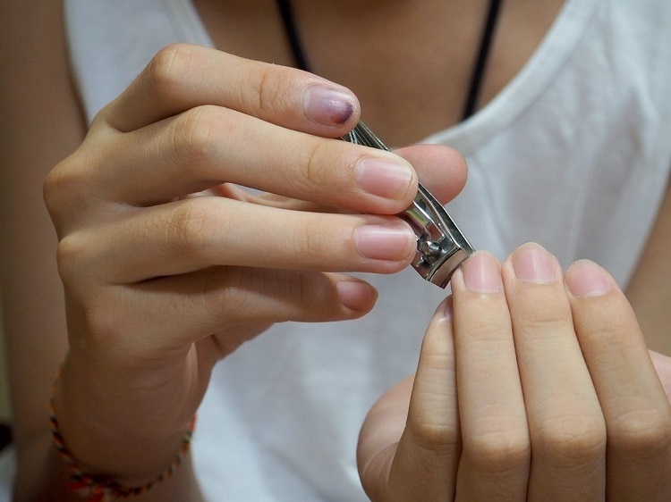 Konstgjorda naglar som skadar coronaviruset riskerar att långa naglar tvättar händer