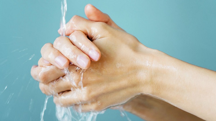 Tvätta händer och naglar Coronavirus riskerar långa konstgjorda naglar att vara skadliga