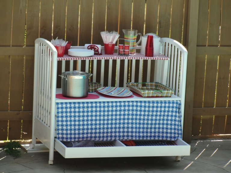 Gör om barnsängen till ett sidobord för trädgården och terrassen