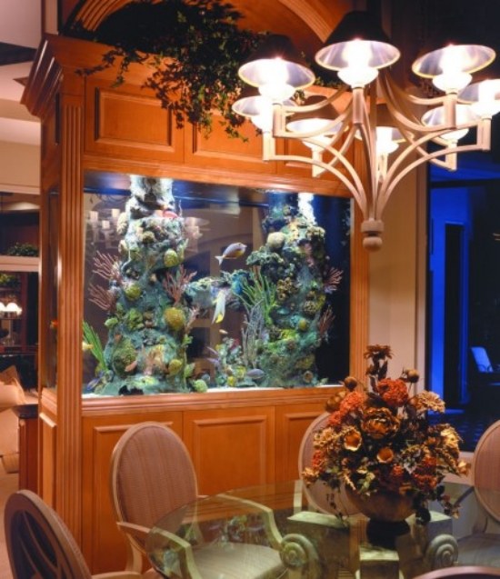 Ställ in ett akvarium hemma som en dekoration inbyggt trä