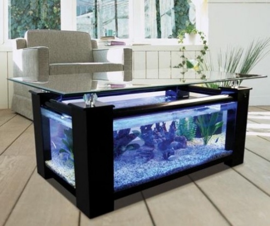 Ställ in ett akvarium hemma som ett dekorationssofabord svart