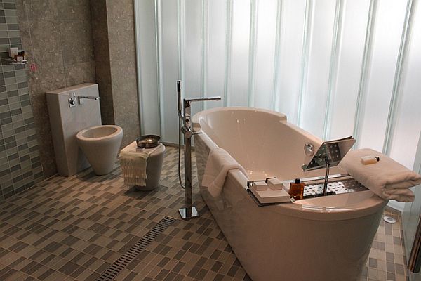 modernt-badrum-uppdatera-golv design-kakel-färger-diskret