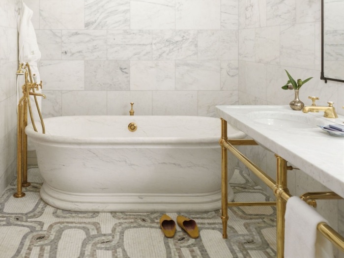 idéer-badrum-design-marmor-badkar-gyllene-rör-mosaik-golv