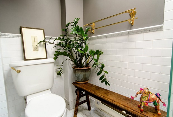 badrum-toalett-design-idéer-mässing-handdukshållare-rustik-bänk