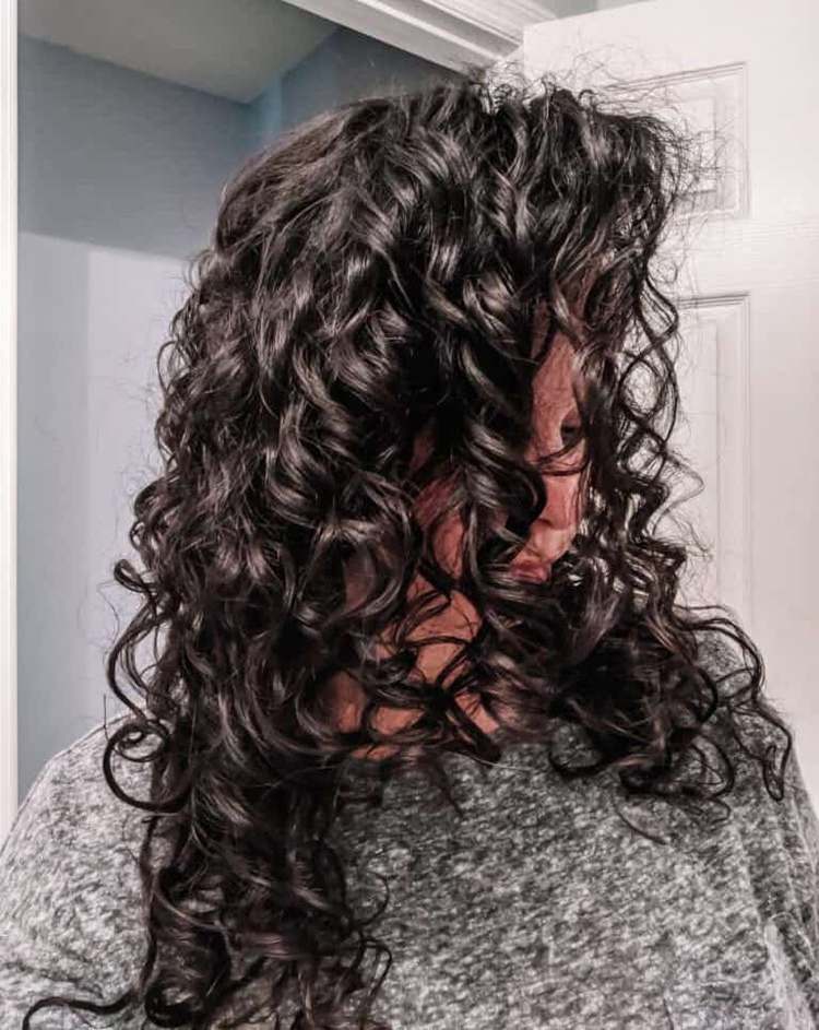 Lockig tjej med curl typ 2b, 2c, 3a Erfarenhet av linfrögel