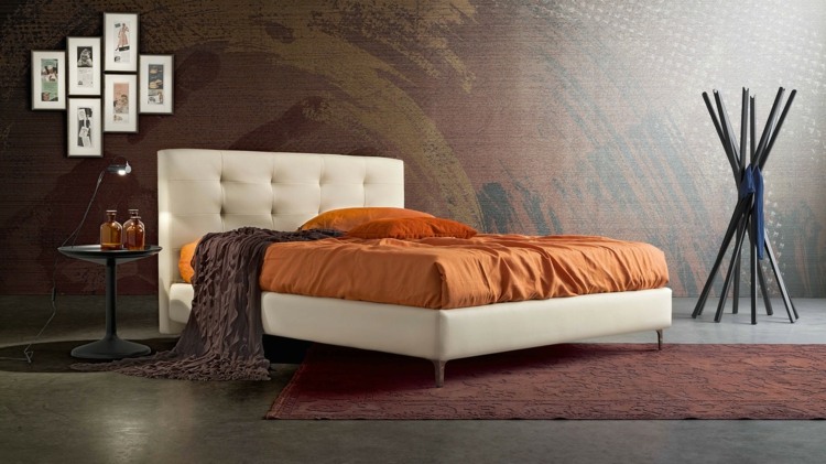 säng-sovrum-theodore-orange-sängkläder-klädhängare-original-sidobord-väggmålningar