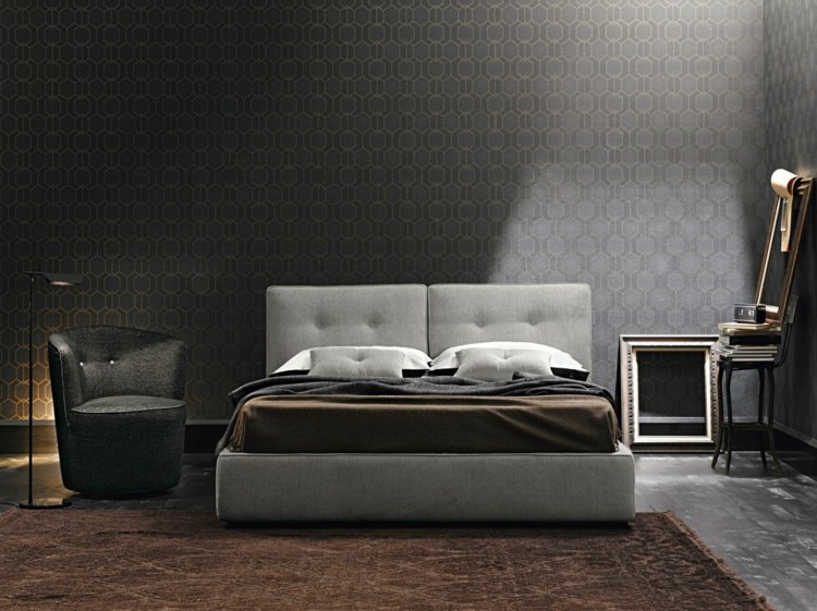 säng-sovrum-hot-chic-stil-svart-läder-fåtölj-liten-golvlampa-brun-matta