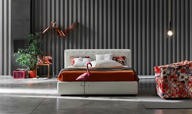säng-sovrum-jaqueline-färg-accent-orange-blommigt-mönster-fåtölj-hängande lampa