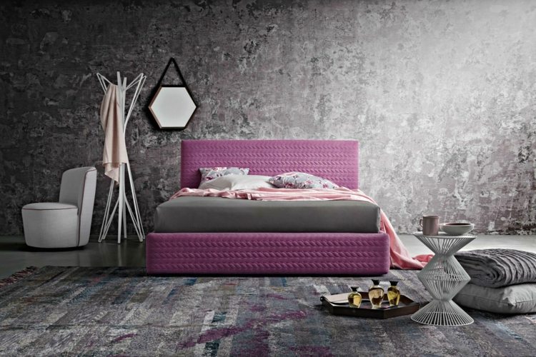 säng-sovrum-violett-färg-möbler-rosa-accent-rum-design-monokrom-kudde-sexkant