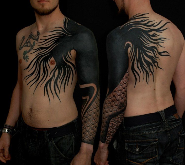blackwork-tatuering-populära-motiv-ärm-arm-tatuering-bröst-svart