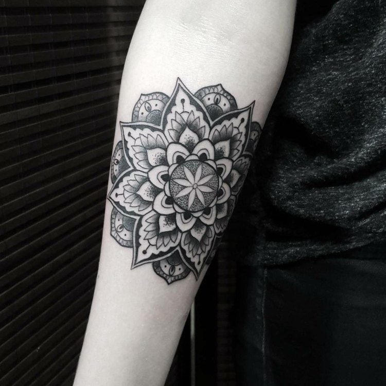 blackwork-tatuering-mandala-blommor-blommig-svart-cirkel-stjärna