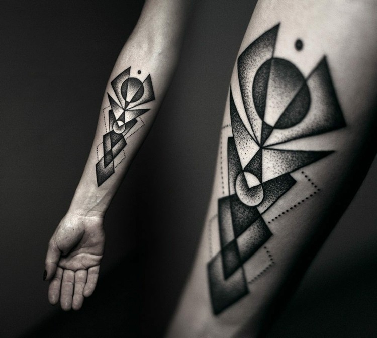 blackwork-tattoo-geometric-triangles-cirklar-dots-shading