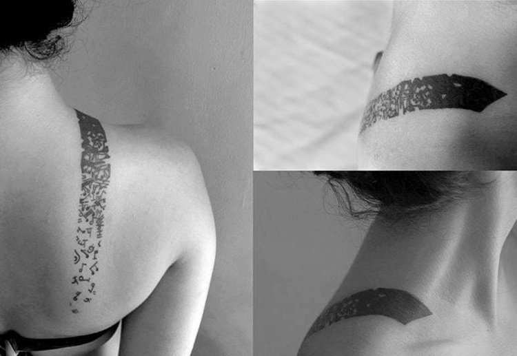 blackwork-tatuering-ränder-anteckningar-damer-axel-snygg