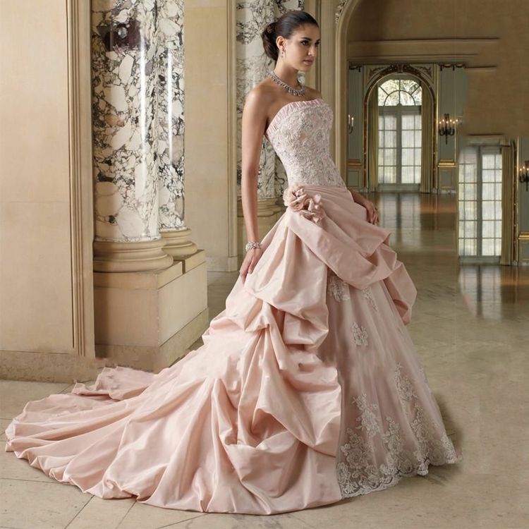 Elegant rosa bröllopsklänning med samlat tyg och romantisk spets