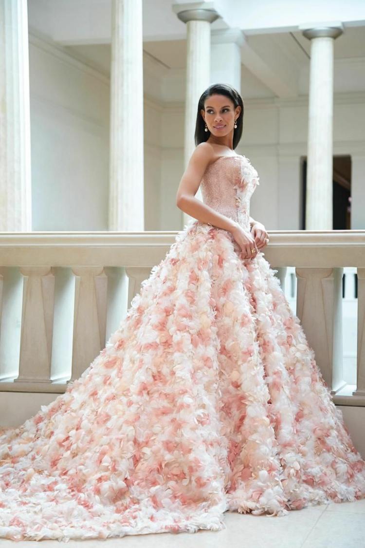 Frodig kjol till bröllopsklänningen i rosa och vitt med rosor