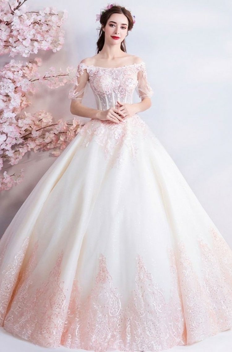 Bröllopsklänning i rosa med ombre -effekt och ärmar