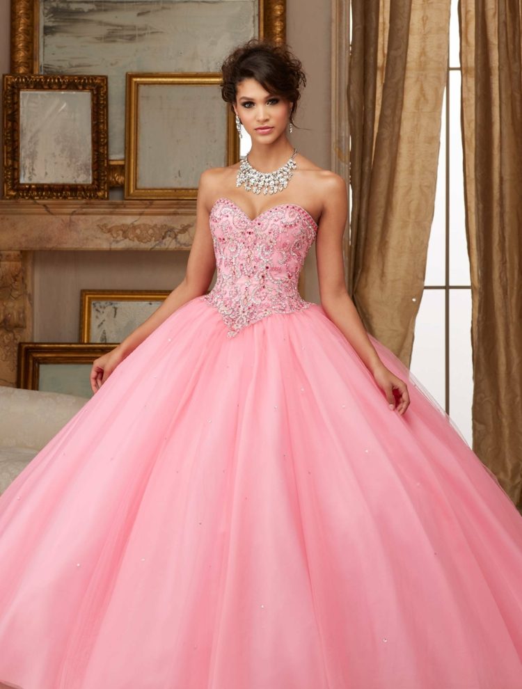 En rosa klänning kan väljas till bröllopet