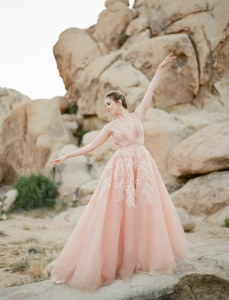Blush brudklänningar är trendiga - persika färg med ett feminint snitt