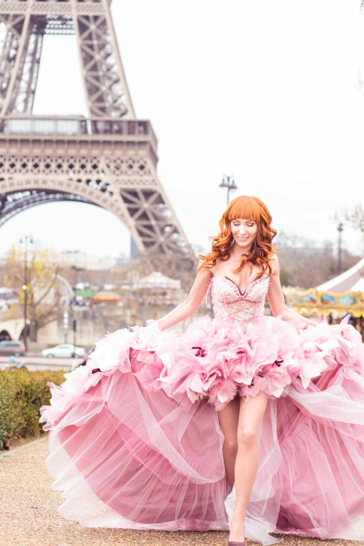 Mullet -stil för en rosa bröllopsklänning och matchande brudskor