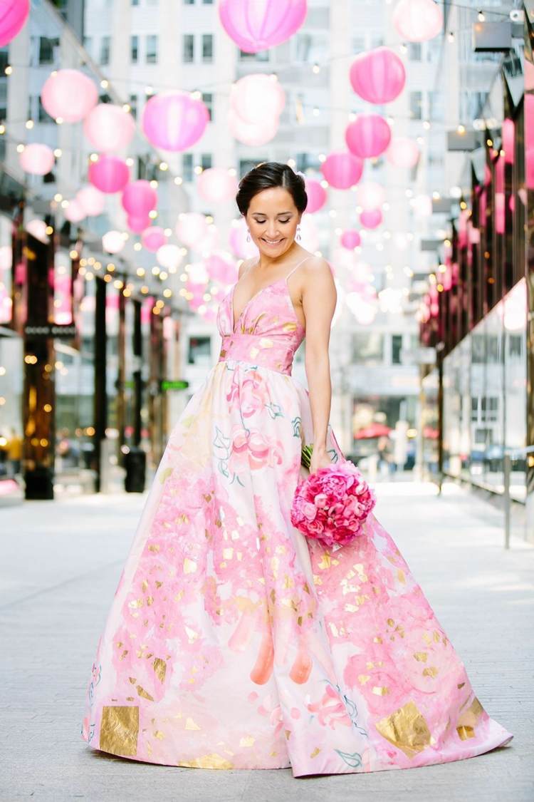 Rosa bröllopsklänning med blommotiv och guld accenter